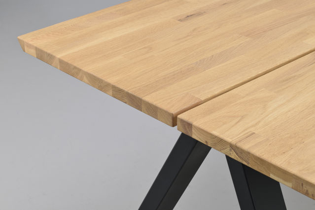 Ruokapöytä 'Carradale' 220 cm - Tammi/V-jalat