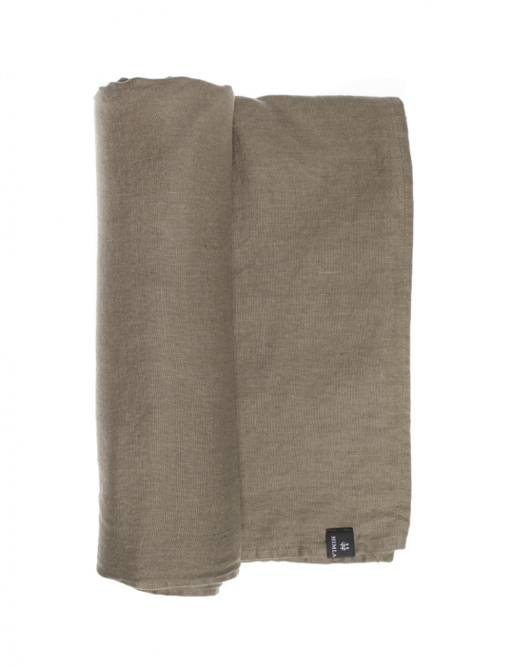 P&ouml;yt&auml;liina \'Sunshine\' 145x250 - Tummanbeige ryhmässä Sisustus / Kankaat / Pöytäliinat @ Reforma (D11076-00409-1330)